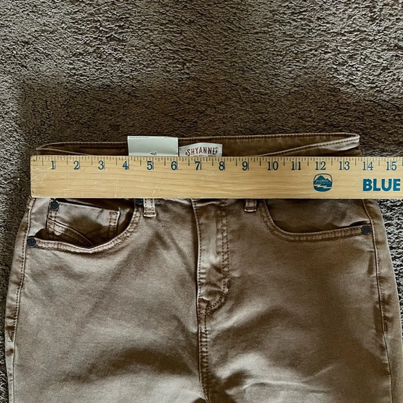 NWT Shyanne’s Woman’s Brown High Rise Flare Jeans Size W29 X L34 - Picture 6 of 10